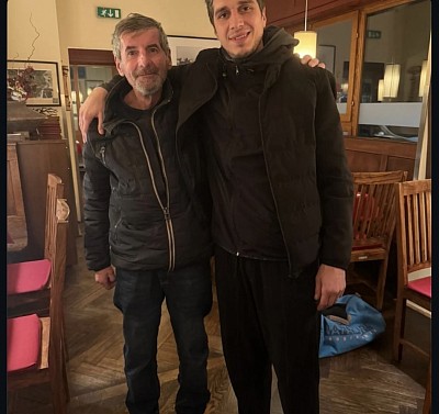 Taner Sen hier rechts im Bild